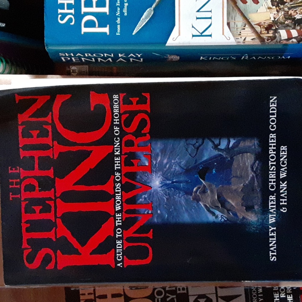 The Stephen King Universe paper back